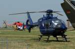 Im Vordergrund Eurocopter EC 135 T2 der Bundespolizei. Im Hintergrund ein multi-role, multi-misson Hubschrauber aus indischer Produktion von der Firma HAL, Hindustan Aeronautics Limited. Foto: ILA 2008, 30.05.2008