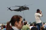 Das wre fast in das Auge gegangen.... Ja, der Standort macht´s. 84+35, CH-53 Hubschrauber der Bundeswehr mit Last am Haken. Foto: ILA 2008, 30.05.2008 