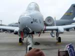 A-10 Thunderbolt. Kampfflugzeug der USAF mit besonderen Langsamflugeigenschaften. Einsatz zur Untersttzung von Bodentruppen. Beachtenswert die sieben-Rohr Kanone GAU-8/A im Bug des Flugzeug. Es ist eine 6,40m lange!! 30mm Kanone mit einer Schufolge von bis zu 3800 Schu/Minute. Treffergenauigkeit: Aus 1300m Entfernung streut die Kanone nur in einem Durchmesser von 8m. Foto: 15.5.2004; ILA 2004 