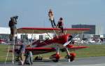  OE-AXX . Boing Stearman E75. Zweisitziger offener Doppeldecker. Triebwerk:Pratt&Whitney 9-Zylinder mit 450PS. (Das Original von 1942 hatte 220PS) Im Gesprch mit einer Reporterin  Wing-Walking-Lady  und Stunt-Woman Peggy Krainz. (s.a. www.wing-walkers.de) Foto: ILA Berlin 2012