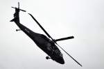 Ein Sikorsky S-70 Black Hawk zeigt ihr können auf der ILA am 15.09.12