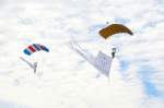 Zwei Fallschirmspringer der Stiftung Mayday auf der ILA 2014 am 24.05.14
