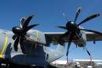 Airbus A 400M. Vier Turbopropmotoren mit je 8250kW Leistung. Auch die Motoren des 
A 400M trugen unter anderem zur verspäteten Auslieferung des Transporters an die Truppe bei. Beim geforderten sog.  Sarajevo -Flugmanöver (sehr steiler Abstieg zur Landung, Push-back auf der Landebahn, Laderaum leeren und sofortiger maximaler Steigflug beim Start) fingen die acht Rotorblätter an zu flattern. Sie mussten daraufhin umkonstruiert werden. Max. Zuladung 37000kg. Reichweite mit 30t Zuladung 4500km. Max. Flughöhe 12200m. Foto: 25.05.2014, ILA 2014 Berlin