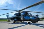 Mil Mi-24 V. Kampfhubschrauber der tschechischen Streitkräfte. Charakteristisch für die Mil sind der Fünfblatt-Rotor und der dreiblättrige Heckrotor. Der Abgasstrom der Turbinen wird bei diesem Typ (Mi-24 V) durch ein Leitblech stark nach hinten abgelenkt. Erstflug 1969. Foto:25.05.2014