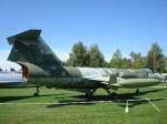 Lockheed F-104 G  Starfighter ,
über mehrere Jahrzehnte Standartjäger der Bundesluftwaffe und Marine,
dieser einmotorige amerikanische Strahljäger wurde in Deutschland in Lizenz gebaut und für deutsche Aufgaben umfunktioniert,aus einem reinen Abfangjäger wurde ein Jagdbomber,mit negativen Folgen-zig Abstürze
,daher der Beiname  Witwenmacher 
Flugmuseum Schwenningen Sept.2009