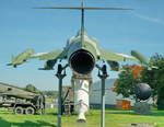 F-104G ZELL. Kennung DB+127. Jagdbomber der Luftwaffe der Bundeswehr., 1963-1967. Das ausgestellte Flugzeug ist eins von zwei Versuchsmustern für sog.  Null-Strecken-Startverfahren . Wegen zu hoher Kosten wurde die Technik mit dem Feststofftriebwerk nicht eingeführt. Antrieb: 1 Strahltriebwerk General Electric mit absprengbarem Raketenmotor. Unter der F-104 hängt auch die Hülle einer B43 Atombombe. Foto:30.09.2017; Militär Historisches Museum, Flugplatz Berlin-Gatow