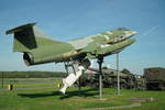 F-104G ZELL. Kennung DB+127. Jagdbomber der Luftwaffe der Bundeswehr., 1963-1967. Das ausgestellte Flugzeug ist eins von zwei Versuchsmustern für sog.  Null-Strecken-Startverfahren . Wegen zu hoher Kosten wurde die Technik mit dem Feststofftriebwerk nicht eingeführt. Antrieb: 1 Strahltriebwerk General Electric mit absprengbarem Raketenmotor. Unter der F-104 hängt auch die Hülle einer B43 Atombombe. Foto:30.09.2017; Militär Historisches Museum, Flugplatz Berlin-Gatow