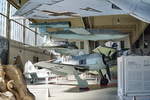 Im Vordergrund am Boden:Focke-Wulf FW 190 A8. Ein Standardjäger der Luftwaffe im 2. Weltkrieg. Das Besondere an diesem aus zahlreichen Originalteilen aufgebauten Fluggerät ist der 2000PS starke 14-Zylinder-Doppelsternmotor, BMW 801 S1. Vmax 656km/h in 6000m Höhe. In mittlerer Höhe: Messerschmitt Me 163B. Der erste serienmäßig hergestellte Raketenjäger der Welt. Vmax 955km/h. Unter der Decke: Fieseler FI-103. Die Flugbombe V1 gilt als erster Marschflugkörper der Welt.Etwa 10500 Geschosse erreichten Ziele in England und Belgien. In England starben durch den Einsatz über 6000 Menschen. Knapp 18000 wurden schwer verletzt. Foto: 17.04.2018, Militärhistorisches Museum Flugplatz Berlin-Gatow