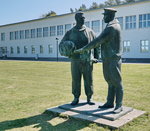 Die Bronceskulptur  Waffenbrüder  stand bis 1994 beim Kommando der Luftstreitkräfte/Luftverteidigung der NVA in Strausberg/Eggersdorf. Es unterhalten sich zwei Piloten (NVA und Sowjetunion) über ein Flugmanöver. Die Figuren sind 2,50m hoch. Freigelände vor dem Tower Gebäude. Foto:24.04.2016, Militär Historisches Museum, Flugplatz Berlin-Gatow
