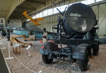 Flakscheinwerfer 34 mit Glasparabolspiegel von 150cm Durchmesser. Hochleistungslampe mit 1 Mio cd. Stromaufnahme 200A bei einer Arbeitsspannung von 78V. (P=UxI,  >Leistung=SpannungxStrom<, P=78x200=15600 Watt = 15,6kW). Leuchtweite 10000m. Leuchthöhe 12000m. Foto:24.04.2016, Militär Historisches Museum, Flugplatz Berlin-Gatow