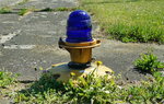 Taxiway Light. Rollbahnbefeuerung. Blaues Rollbahnrandfeuer in Oberflurbauweise. Foto:24.04.2016, Militär Historisches Museum, Flugplatz Berlin-Gatow