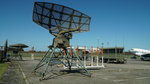 Aerodrome Surveillance Radar B1 der Bundeswehr. Stationäres Flughafenrundsichtradargerät. Baujahr 1963. Reichweite bis 100km. Genutzter Frequenzbereich 2750MHz-2950MHz. Die Antenne dreht mit 13U/min. Anfang der 1990 Jahre abgelöst durch das System ASR 910.  Foto:24.04.2016, Militär Historisches Museum, Flugplatz Berlin-Gatow