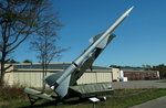S-75  DWINA . NATO Code: SA-2B Guidline 1. Fla-Raketenkomplex der UdSSR. Starttriebwerk Feststoff. Marschtriebwerk Flüssigkeit. Marschgeschwindigkeit 650m/s. Einsatzhöhe 100 - 25000m. Vernichtungszone 5 - 34km. Erstflug 1958. Foto:24.04.2016, Militär Historisches Museum, Flugplatz Berlin-Gatow
