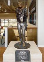 Statue des Grnders der Experimental Aircraft Association, Paul Poberezny, im Eingangsbereich des EAA  Airventure Museums in Oshkosh, WI (3.12.10).