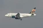 A318-111 der Frontier im Endanflug auf den Airbusflugafen i Finkenwerder. Frontier ist ein amerikanischer billig Carrier aus Denver der 2005 seine gesamte Flotte auf Airbus A319/A318 umgestellt hat.
