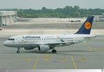 Am 11. Mai 2018 rollt der Lufthansa Airbus A319-100 D-AILU  Verden , mit Sonderbeklebung von Lu und Cosmo, auf dem Münchener Flughafen zur Startbahn.