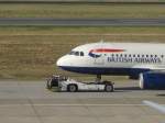 Airbus A319-100 der britischen Airline British Airways beim Push-back auf dem Flughafen Berlin-Tegel, der bald geschlossen wird leider ):   