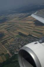Soeben sind wir in VIE von der Piste 16/34 gestartet. Der Flughafen ist im Hintergrund gut erkennbar!