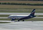 Der A319 der Aeroflot rollt am Taxiway in Richtung Startposition