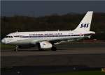 A 319 OY-KBO der SAS in Retrobemalung am 08.04.2009 Auf dem FLughafen Dsseldorf auf der Runway 23L.