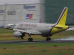 Der A319 der Germanwings setzt mit den rechten Rad auf, im Hintergrund die Zeppelin Halle. (20.06.2011)