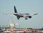 Air Berlin A 319-112 D-AHIN kurz vor der Landung in Berlin-Tegel am 02.06.2011