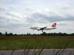 Ein A319 der Swiss bei der Landung in Hamburg am 25.05.08