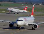 Der Flughafen Zürich, hier ist immer etwas los, eine Swiss wurde gerade vom Gate auf den Taxiway geschoben (Vordergrund), dahinter startet ein A319 von siwss auf runway 28 (06.10.2012)