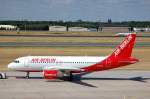 Diese Air Berlin A319-112 D-ABGH wird nach erfolgter Abfertigung von einem Flugzeugschlepper vom Gate ins Hangar auf dem Gelnde des Flughafen Berlin Tegel gebracht, 05.07.08.