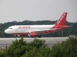 Ein Airbus A 319 der Air Berlin  stellt sich zum Start auf der Startbahn auf. (Dsseldorf 14.07.2008)