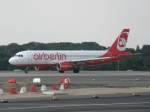 Ein A 319 der Air Berlin auf der Startbahn des Flughafen Dsseldorfs am 14.07.2008.