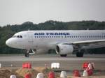 Ein Airbus A 319 der Air France auf der Startbahn in Dsseldorf am 14.07.2008.
