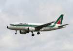 Alitalia A 319-112 EI-IML bei der Landung in Frankfurt am Main am 16.08.2012