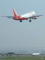 Ein Airbus A 319 der airberlin kurz nach dem Abheben in Stuttgart am Morgen des 30.08.2008. Im Hintergrund ist ein Airbus A 320 der Nouvelair auf dem Rollfeld zu sehen.