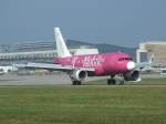 Der Airbus A 319  Spirit of T-Mobile  bei der Landung in Stuttgart am 30.08.2008.