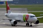 CS-TTF TAP - Air Portugal Airbus A319-111  zum Gate in Schönefeld  14.04.2015
