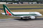 I-BIMA Alitalia Airbus A319-112   in Tegel am 07.07.2016 zum Gate