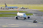 Please follow me! Swiss Airbus A320 HB-IJI wird am 04.12.17 nach der Landung am Airport Hamburg Helmut Schmidt vom Follow-me-Car zur Parkposition geleitet.