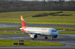 Iberia Airbus A320 EC-LRG rollt nach der Landung am Airport Hamburg Helmut Schmidt zum Gate.