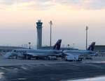 Qatar Airways, Airbus A 320-232, A7-AHA und Airbus A 320-214 (WL), A7-LAF, Doha Hamad International Airport (DOH), 27.10.2018 