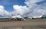 Air Niugini, Boeing 737-86Q, P2-PXC und Solomon Airlines, Airbus A 320-211, H4-BUS auf dem Vorfelf in Honiara (HIR-AGGH) am 18.7.2019