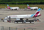Passagiere beim besteigen des A 320, D-ABZL, der Eurowings am Flughafen CGN - 04.07.2022