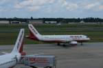 D-ABDN. Ein Airbus A320-214 der Air Berlin rollt auf dem Taxiweg hinter einem weiteren Airbus A320-214 (D-ABDL) zur Startposition. Im Bildhintergrund befindet sich eine Challenger Canadair CL-601 des BmVg (Flugbereitschaft) hinter einem  Follow me -Fahrzeug auf dem Weg zum militrischen Teil des Flugplatz Berlin-Tegel. Der kleine Tower rechts gehrt zum militrischen Teil. Foto: 19.6.2007  