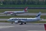 OH-LXH, Airbus A320-214, von Finnair auf dem Weg zur Startbahn, w�hrend Airbus A320-214, 9N-LON, von Lauda Europe auf der Landebahn vom Flughafen Wien zu ihrem Gate rollt. 04.05.2026