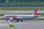 9H-LOI,  Airbus A320-214 von Lauda Europe, auf dem Rollfeld des Flughafens Wien-Schwechat unterwegs.