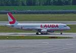 9H-LOO,  Airbus A320-214 von Lauda Europe, ist vor kurzem gelandet und nun auf dem Weg zu seinem Gate am Flughafen Wien-Schwechat.
