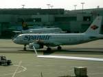 Airbus A320 der Spanair rollt Richtung Startbahn.(Sptember 2005)