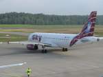 Sky Airlines rollt zur Startbahn.