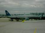 Airbus A320 von United steht in Chicago am Gate.(Oktober 2006)