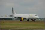 Vueling Airbus A320-211 EC-ICS hat nach der Landung auf der  Polderbaan  (18R) wieder festen Boden unter ihren Rdern; Flughafen Schiphol Amsterdam am 13 Juni 2011.